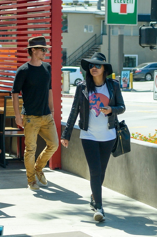 naya-rivera-out-for-lunch-in-silver-lake_6.jpg